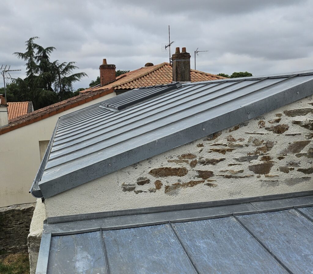 toiture zinc réalisation par une entreprise de couverture nantaise